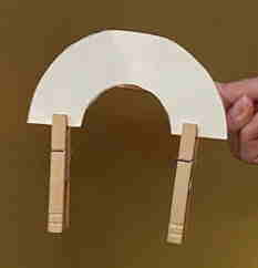 Rainbow pattern with clothespins